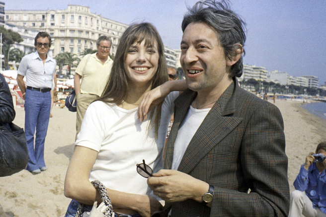 1974年珍柏金和第二任丈夫赛日甘丝柏参加国际电影节。（图／美联社）