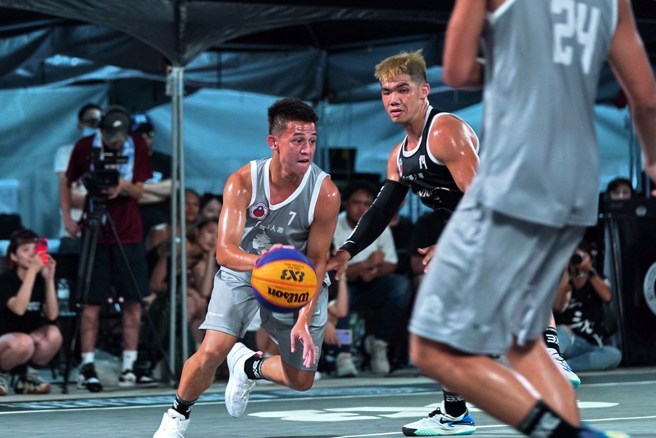 旗津造船者球员刘承彦(左)持球快速切入。(ABSOLUTE 3x3提供)