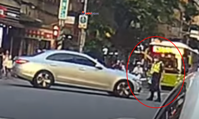 霸氣外露！內湖賓士無視指揮硬闖，阿SIR「肉身追車」攔截畫面曝。（翻攝自YouTube頻道「WoWtchout - 地圖型行車影像分享平台」）