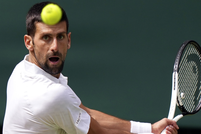 乔柯维奇寻求温网5连霸，可惜败在阿卡瑞兹拍下。（美联社）