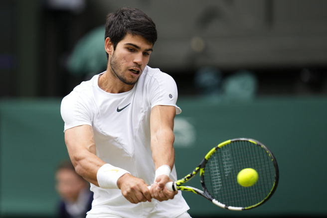 阿卡瑞兹赢得2023温布顿男单冠军。（美联社）