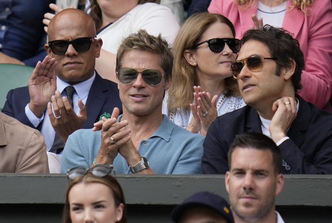 好莱坞影星布莱德彼特（2排左）欣赏温布顿男单决赛。（美联社）