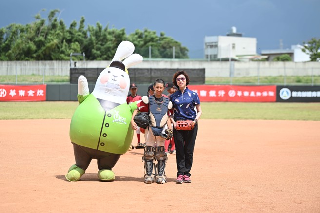 112年度全国社区学生棒球大赛U12组冠军赛，由华南金控副总经理林贵姬（右）担任开球嘉宾。（台湾世界少棒联盟协会提供）