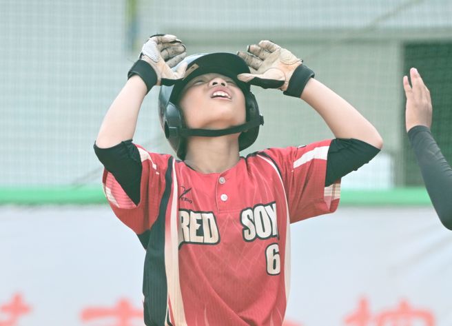 中大红袜红陈彦青代打击出再见安打，心情相当激动。（台湾世界少棒联盟协会提供）