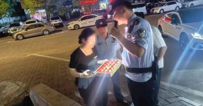 安徽六安一家黃金店的店員，誤把裝有19件金飾的盒子當廢品給拾荒老人。（圖／翻攝自微博）