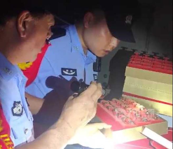 員警順利找回金飾。（圖／翻攝自微博）