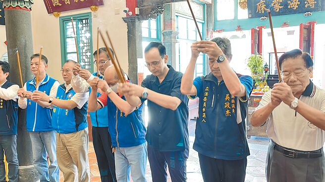 国民党主席朱立伦（右三）15日到澎湖辅选，也到观音亭上香祈福。（许逸民摄）