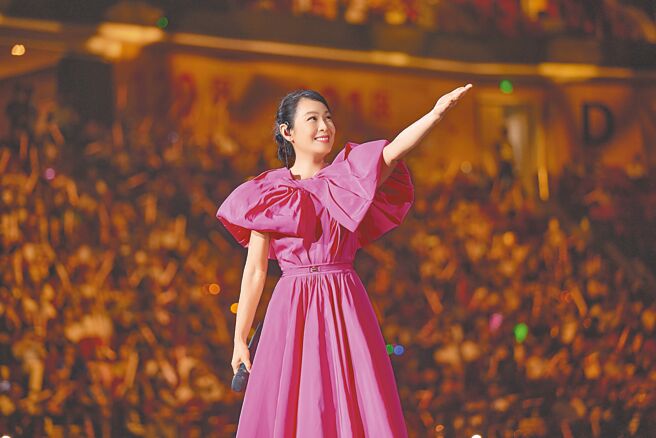 刘若英在演唱会上，以全新的桃红色礼服亮相。（相信音乐提供）