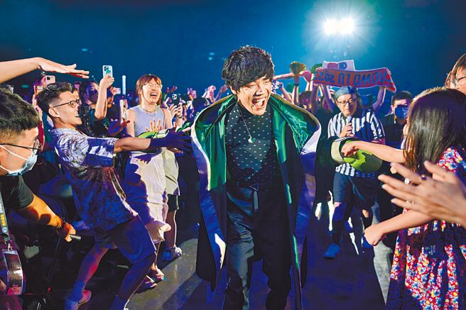 卢广仲昨在高雄巨蛋开唱，热情冲下台与粉丝近距离握手互动。（添翼创越工作室提供）