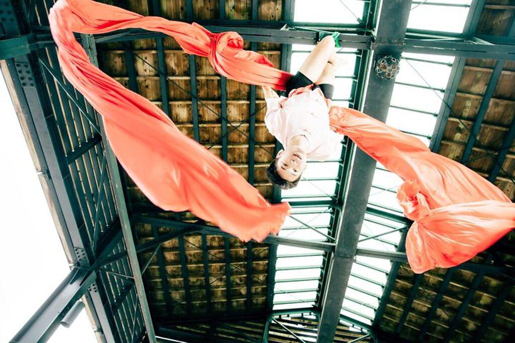 「傳藝．傳憶」由台灣目前唯一的專職高空馬戲藝術工作者胡嘉豪與搭檔常芳容，帶來令人驚呼連連的高空特技。　圖：全聯善美的文化藝術基金會／提供
