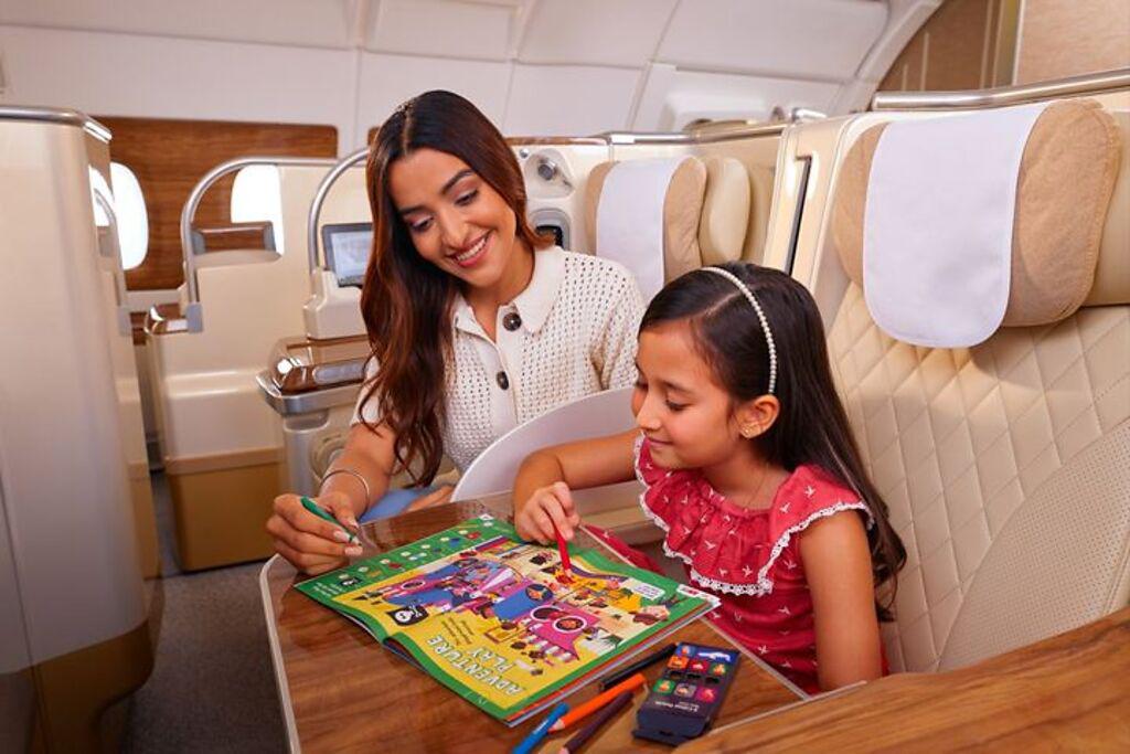 阿聯酋航空的《與兒童一起翱翔》活動學習雜誌，提供謎語、笑話與遊戲，讓孩子們度過歡樂的機上時光。　圖：阿聯酋航空／提供