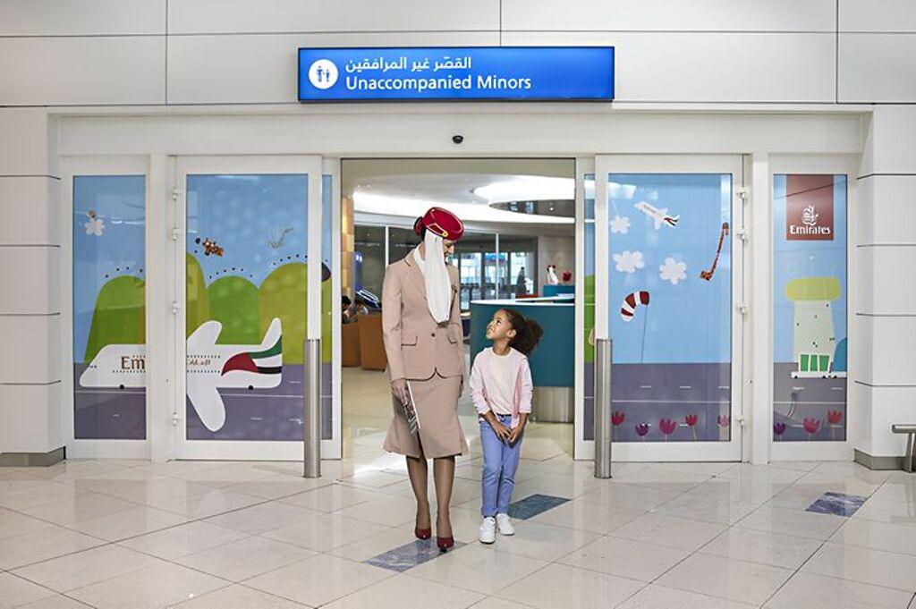 阿聯酋航空提供「無成人陪同之孩童」服務，確保小朋友們在旅途中皆有阿聯酋航空地勤或機組人員的陪同與照料。　圖：阿聯酋航空／提供

