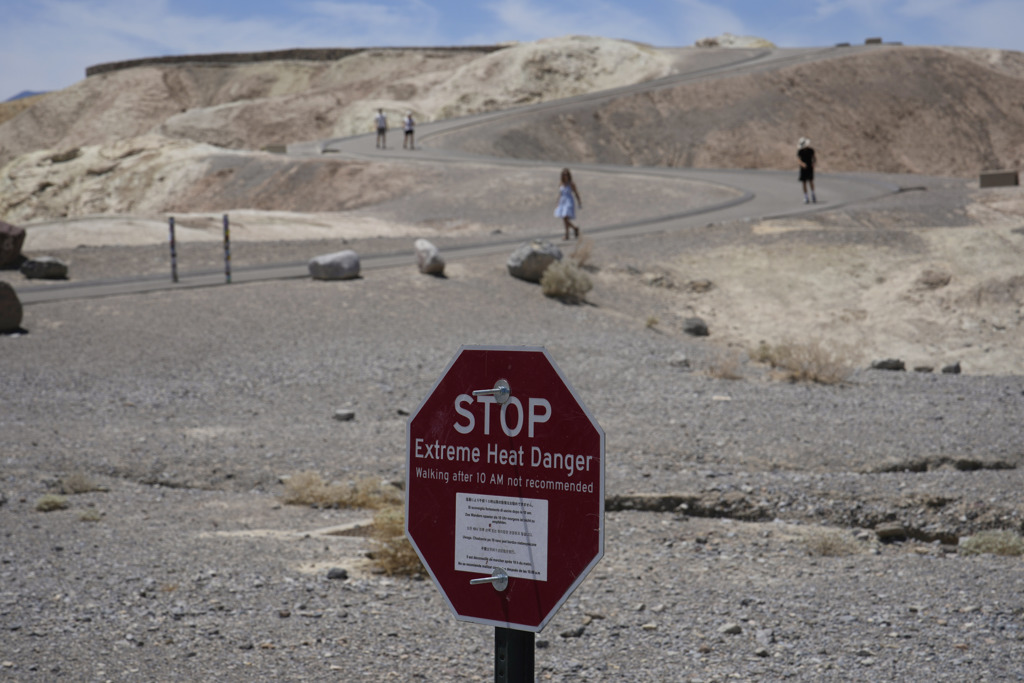 部分游客来到死谷国家公园，想一瞥国家气象局警告会「威胁生命的白天高温」是怎么一回事。（图／美联社）(photo:ChinaTimes)