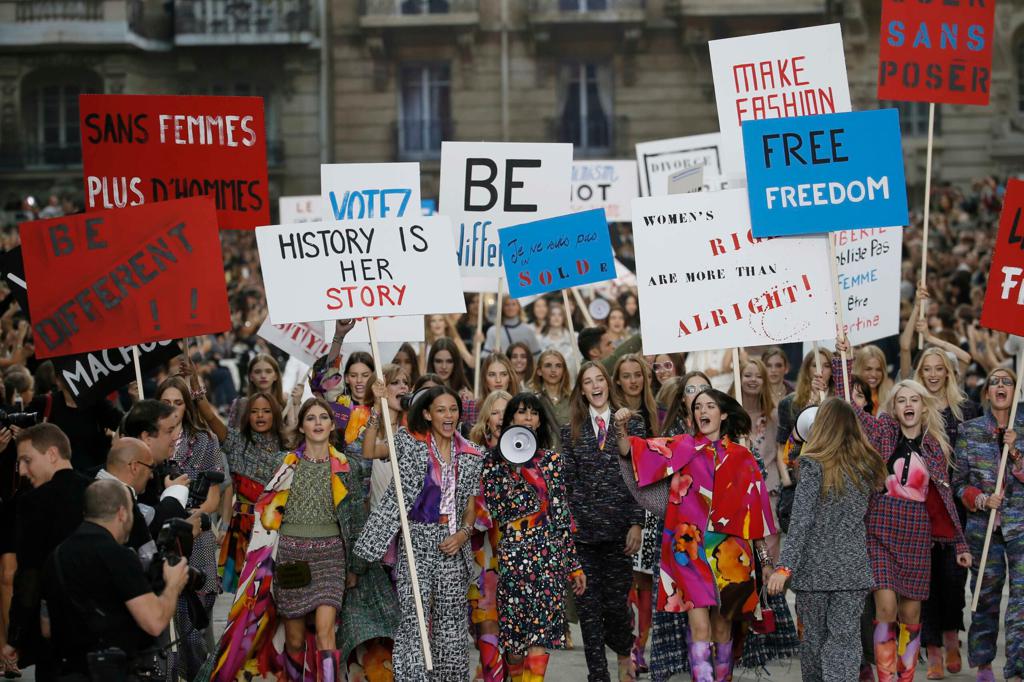 由超模卡拉迪樂芬妮為首的模特兒們走上巴黎皇宮前廣場，以「抗議」形式舉行香奈兒2015春夏大秀。（路透） 