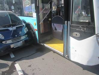 慢車道切公車專用道  小車一時不察撞上大公車
