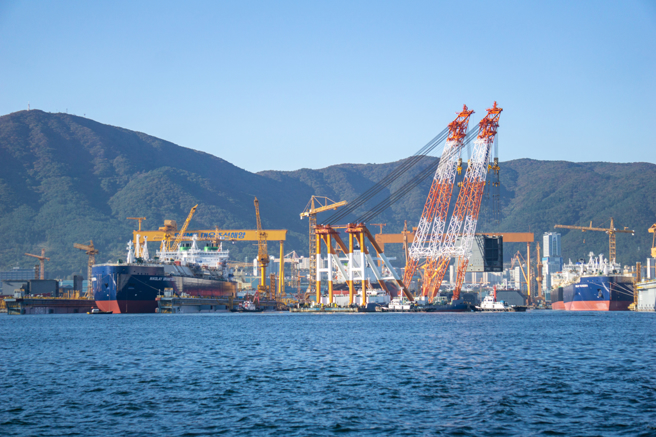 大陆造船厂订单量近来赶超南韩外，军舰产能更达到美国的232倍。（示意图／达志影像／Shutterstock提供）