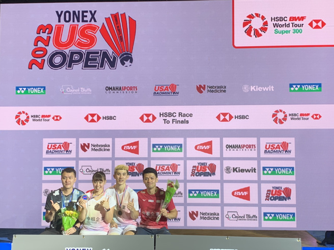 羽球混双好手叶宏蔚（右2）、李佳馨（左2）拿下2023美国羽球公开赛混双冠军，和教练合影留念。（中租羽球队提供）