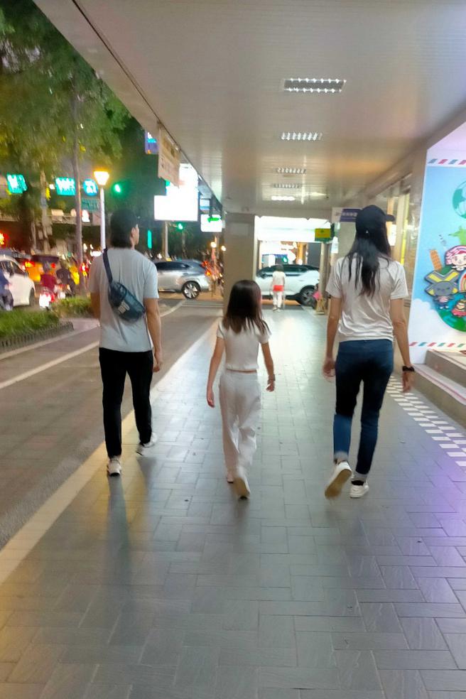 吳彥祖與老婆小孩三人現身台北市南京西路、林森北路一帶，似乎在找餐廳吃晚餐。（圖／讀者提供）