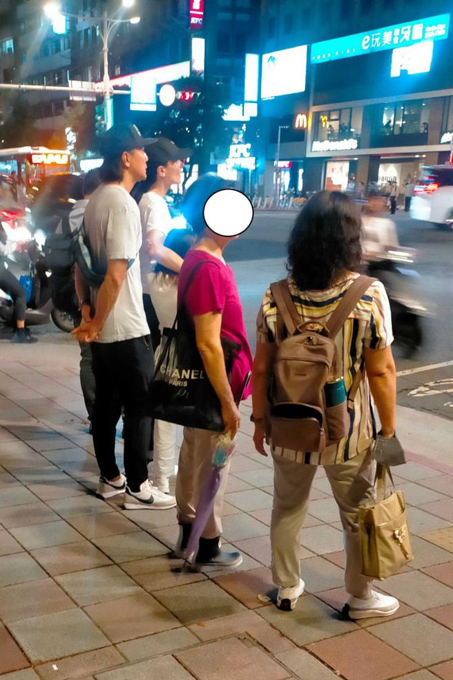 吴彦祖与老婆没遮掩但也没被认出来，反而是女儿的一双长腿很引人注目。（图／读者提供）