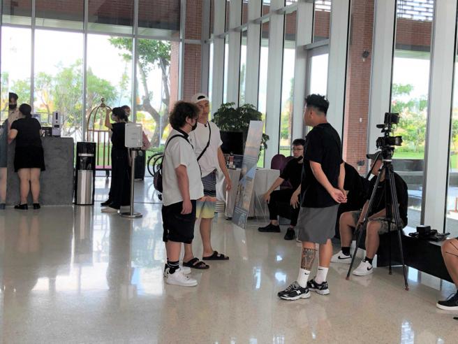 上周纳豆与六月、曾子余和制作单位在台南安平出外景。（图／读者提供）