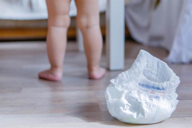 男婴的母亲本身是上班族，平时半夜太累，经常睡太沉，导致没观察小孩排便、也没有在小孩尿尿后及时换尿布，所以男婴因反覆发烧后被诊断出泌尿道感染时，母亲相当自责。（资料照片）