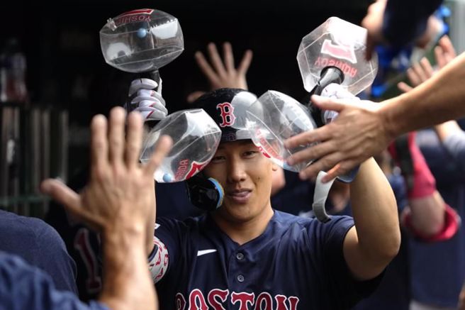 红袜吉田正尚开轰，接受队友庆贺。（美联社）