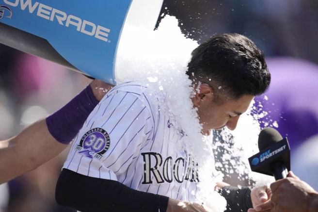 洛磯崔霍敲出再見轟，被隊友倒冰桶慶祝。（美聯社）