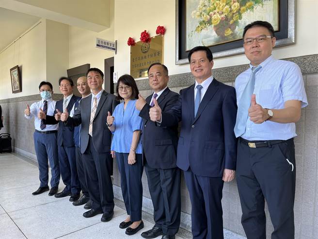 高雄地检署「113年中央公职人员选举查察贿选及暴力执行小组」17日上午举行揭牌仪式。（袁庭尧摄）