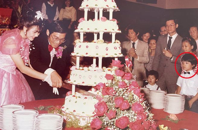 台北市長蔣萬安小時候（右1），看著前駐美代表高碩泰拉著妻子的手一同切下結婚蛋糕的景象。（允晨文化提供／蔡佩珈台北傳真）