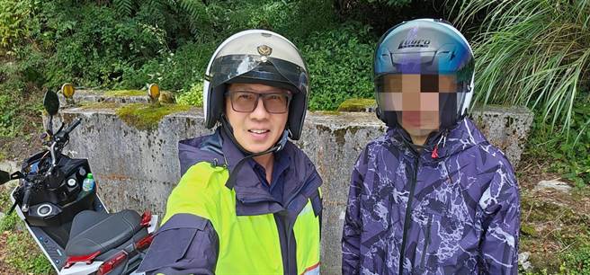 男子騎車環島半圈，體力不繼蹲坐路旁休息，警方馳援。（警方提供／陳淑娥台中傳真）
