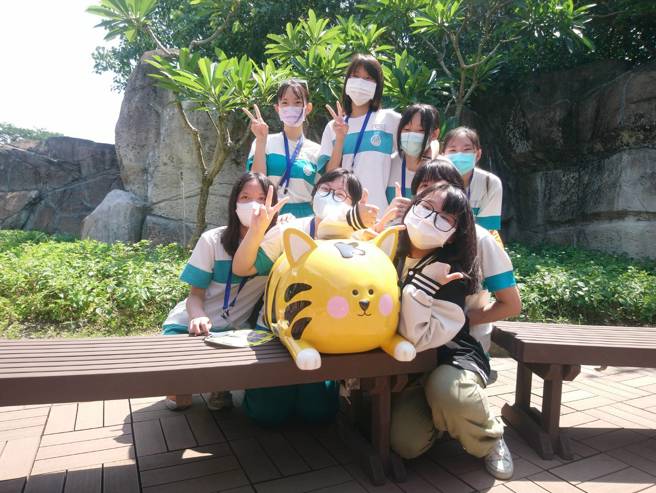 「交通平安虎」可愛逗趣的外型，一亮相就成為大小朋友拍照焦點，直呼好可愛！(圖/高雄市政府提供)