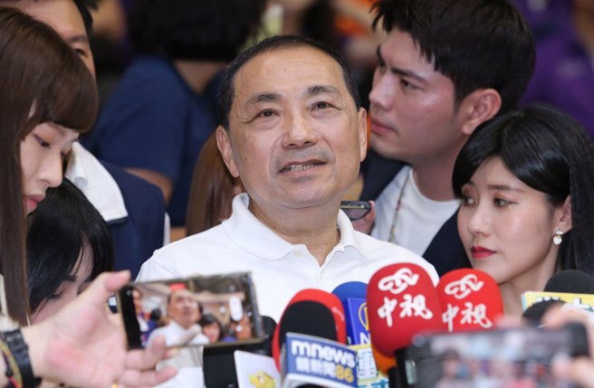 新北市长侯友宜17日主持新北市杯羽球及桌球锦标赛暨友谊赛开幕典礼，接受媒体联访回应时事议题。（黄世麒摄）