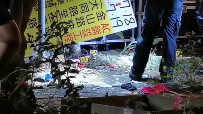 嘉义市警方事发当晚在爆炸现场搜证。（廖素慧摄）