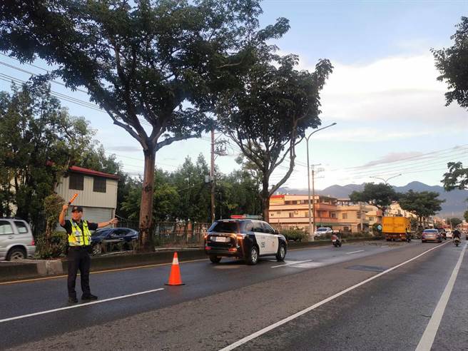 石岡區豐勢大樹倒塌，阻礙往東勢道路，警方獲報趕往現場協助。（警方提供／陳淑娥台中傳真）