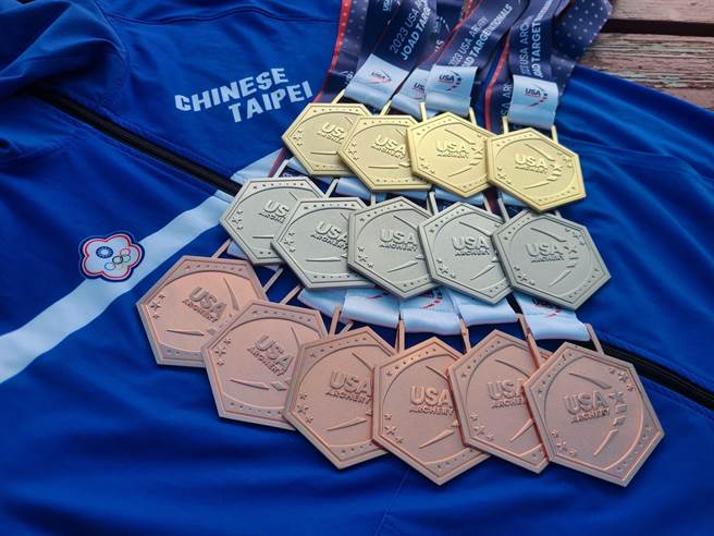 花蓮縣中華國小射箭隊獲邀參加美國國際射箭邀請賽，歷經5天緊張賽程，小將們共射下4金、5銀、6銅的佳績，捷報傳回鄉里，令人感到振奮。（中華國小提供／羅亦晽花蓮傳真）