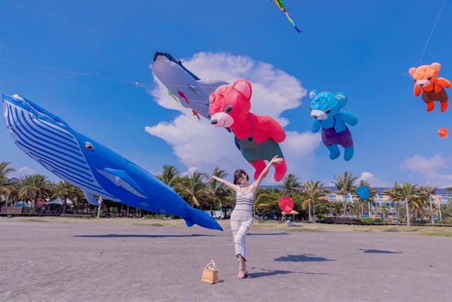 热爱旅游及户外活动的网路女神陈怡伶(Kimberlly)参与旗津风筝节试飞活动，直呼好好拍。（柯宗纬翻摄）