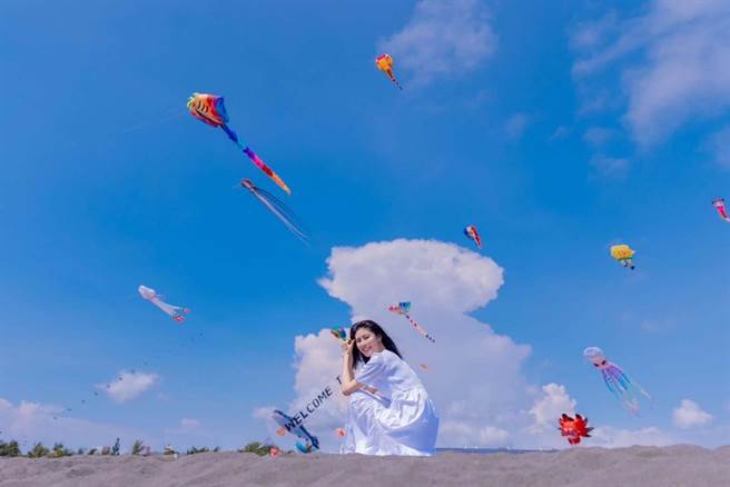 凯渥甜姐儿黄靖雅(Lydia)开心与各式风筝合影。（柯宗纬翻摄）