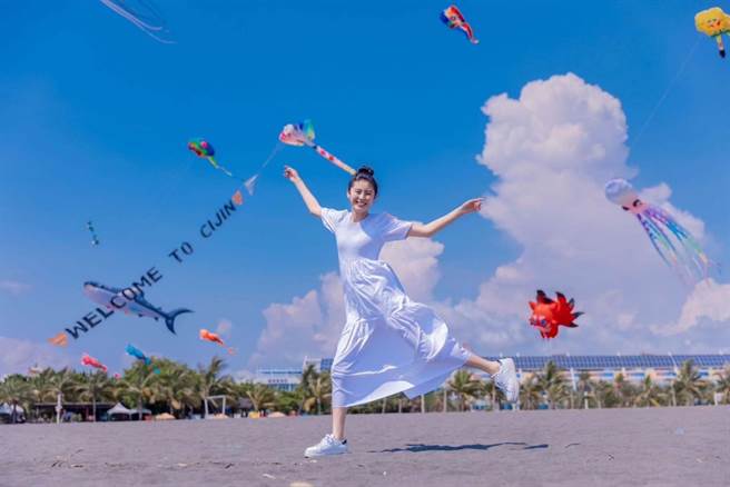 凯渥甜姐儿黄靖雅(Lydia)开心与各式风筝合影。（柯宗纬翻摄）