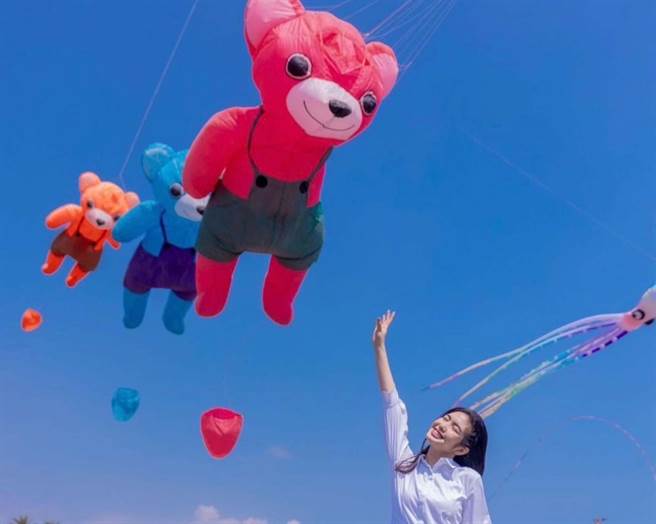 新生代女演员「宝藏女孩」雷嘉汭(Regina)示范网美取镜角度。（柯宗纬翻摄）