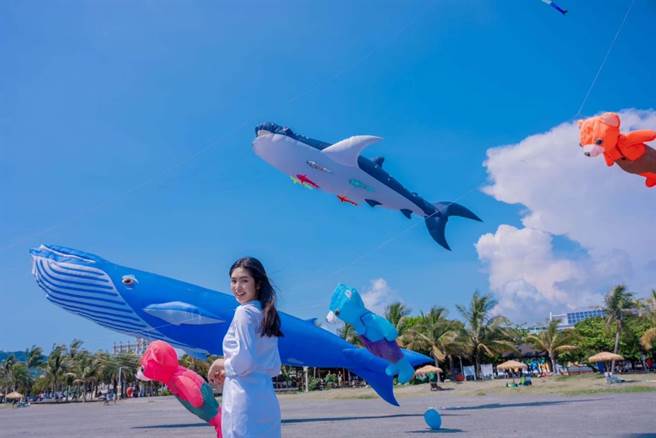 新生代女演员「宝藏女孩」雷嘉汭(Regina)示范网美取镜角度。（柯宗纬翻摄）