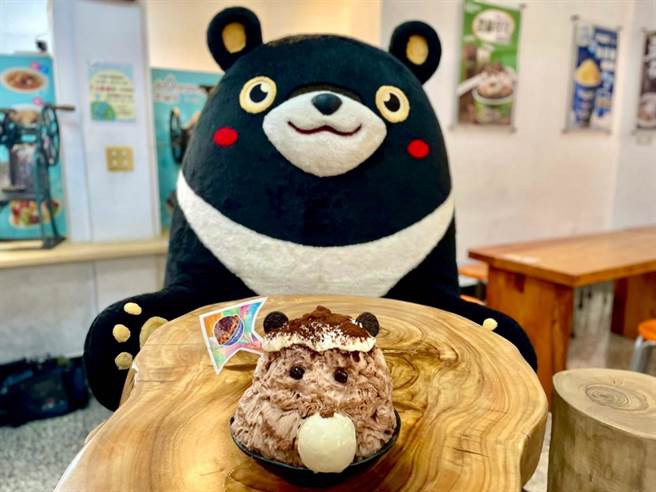 2023旗津风筝节与旗津大碗公冰合作，推出限定雄熊冰，可爱消暑又好吃。（柯宗纬翻摄）