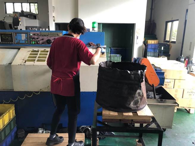 阿華的工作經調整後，她不需要重覆彎腰取料，既省力又能提升工作效率。(中彰投分署提供)