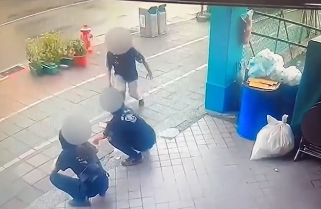 白俄罗斯籍男子(右)丢砖攻击两酒吧店员。(翻拍自影片)