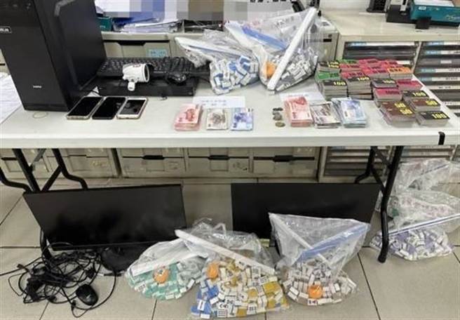 蘆竹警方昨於現場查獲大量賭具與高達20多萬元的賭資。（桃園市蘆竹警分局提供／陳夢茹桃園傳真）