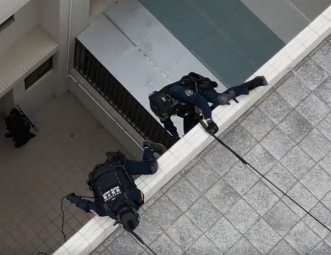 高雄市刑大日前接获线报，指小港、鼓山、大寮区多处民宅藏有博弈网站及洗钱机房，10日上午专案小组发动突袭、垂降破窗，一举逮获方姓男子等23名成员。（高市刑大提供／袁庭尧高雄传真）