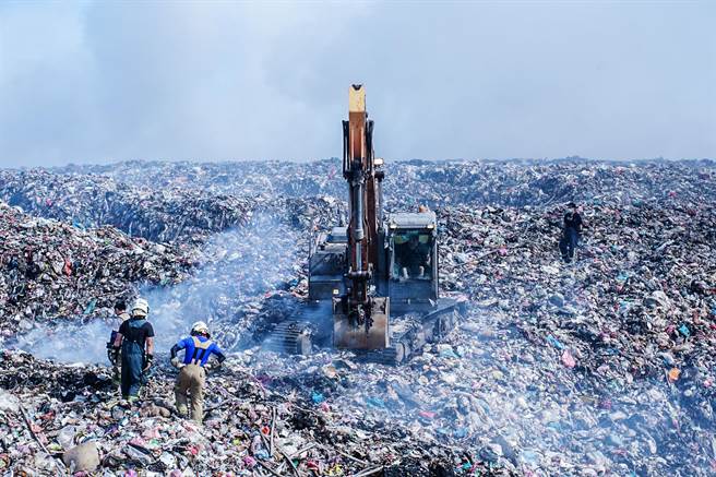 新丰垃圾掩埋场16日晚发生沼气引发的自燃火警，消防人员灌救6个小时扑灭火势，在场进行监控。（罗浚滨摄）