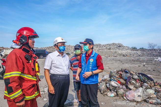 县长杨文科（中）到新丰垃圾掩埋场了解自燃火警情形。（罗浚滨摄）