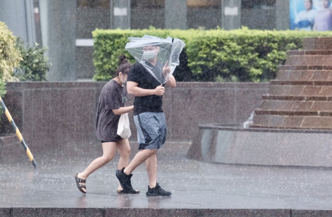 氣象局發布北北基等10縣市大雨特報。(資料照)