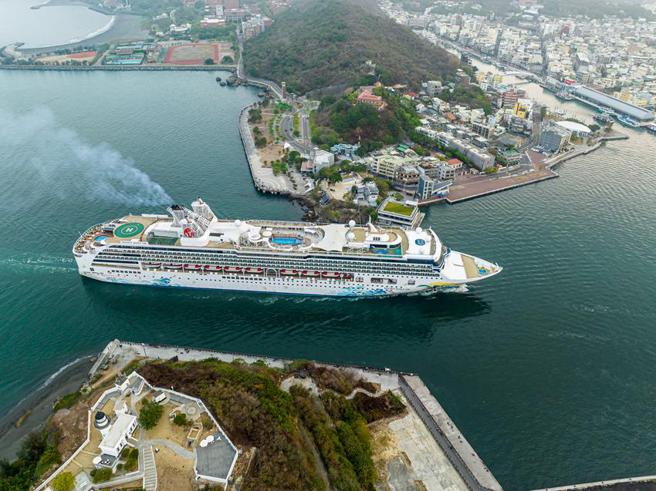 （名胜世界壹号2023年靠泊高雄港经营长达半年的双母港航线。图／港务公司提供）