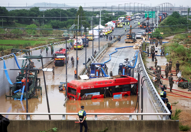 南韩忠清北道747路线公车因大雨改道，行经五松地下道时不幸灭顶，酿成司机、乘客等多人死亡。（图／路透社）